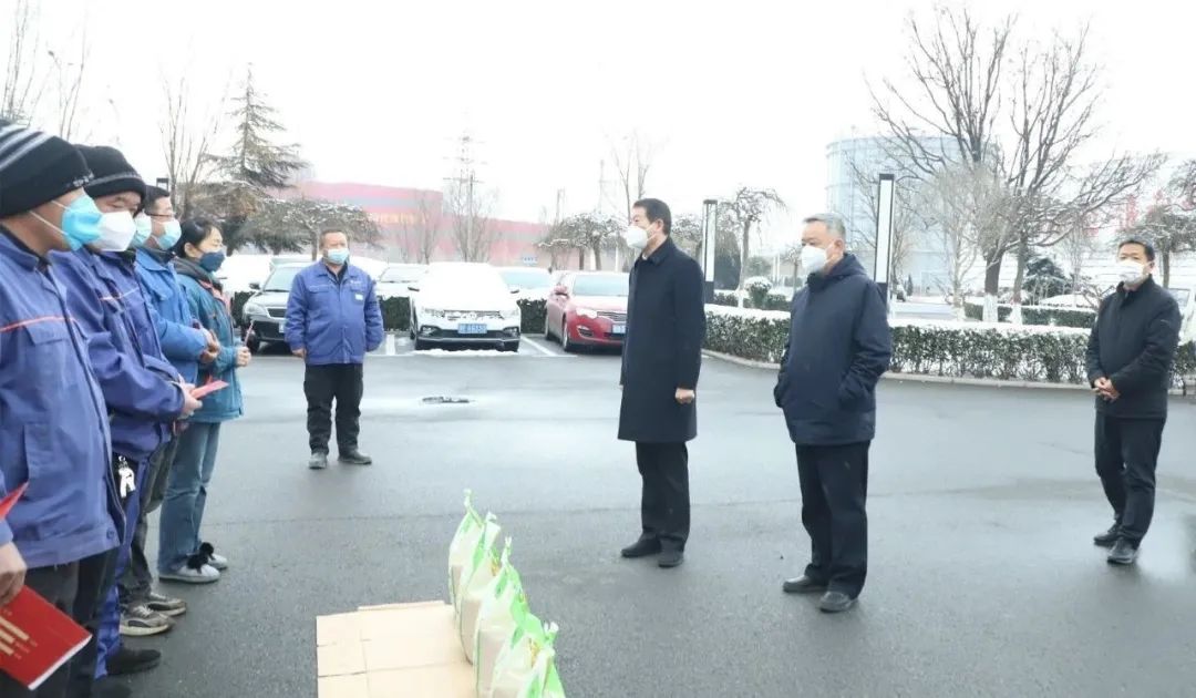 王宝玉书记到乐动网页版_乐动（中国）看望慰问职工和劳模李静敏